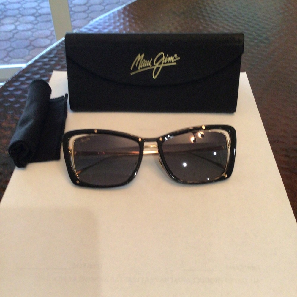 Maui Jim Adrift, brand new, no scratches no scuffs! Comes with case shown!
